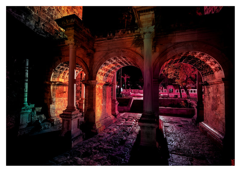 Fine Art Fotografie: Antikes Hadrianstor bei Nacht (Antalya / Römische Architektur)
