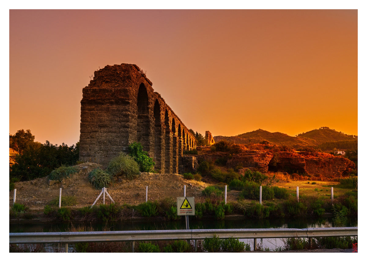 Fine Art Fotografie: Antikes Aquädukt bei Sonnenaufgang - Fotodruck