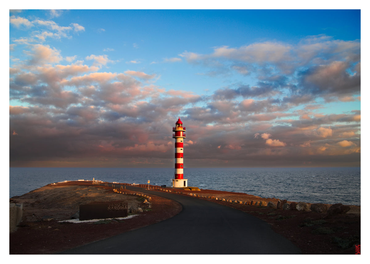 Fine Art Fotografie: Leuchtturm Faro de Sardina bei Sonnenuntergang - Fotodruck