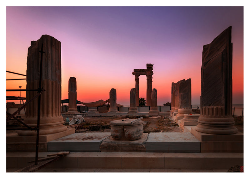 Fine Art Fotografie: Antike Silhouetten und antike Architektur in Side, Türkei